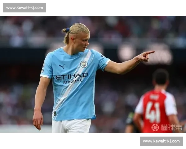 哈兰德西班牙度假晒穿搭：绿装配名包，复古风引热议