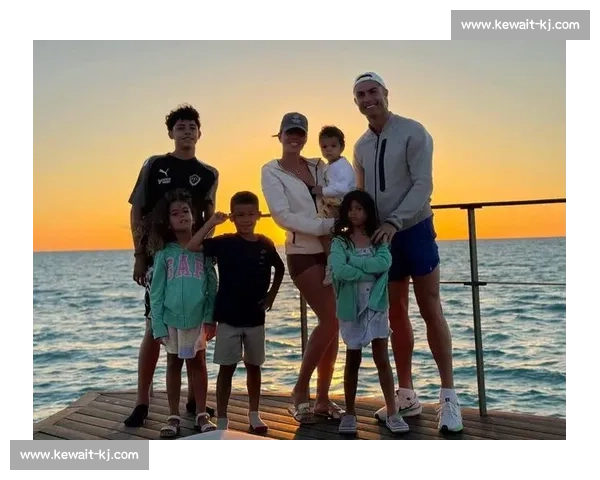 乔治娜含泪答应 C 罗求婚:“我愿意,生生世世!” 足坛顶流的九年爱情长跑终成眷属 乔治娜含泪答应 C 罗求婚:“我愿意,生生世世!” 足坛顶流的九年爱情长跑终成眷属