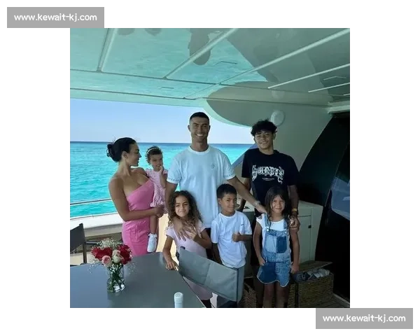 乔治娜含泪答应 C 罗求婚:“我愿意,生生世世!” 足坛顶流的九年爱情长跑终成眷属 乔治娜含泪答应 C 罗求婚:“我愿意,生生世世!” 足坛顶流的九年爱情长跑终成眷属