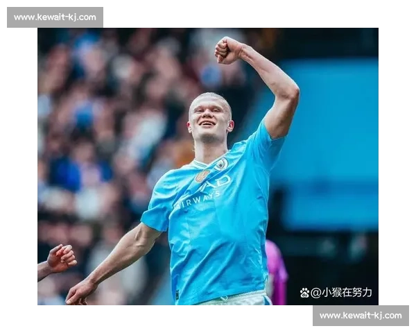 哈兰德西班牙度假晒穿搭：绿装配名包，复古风引热议